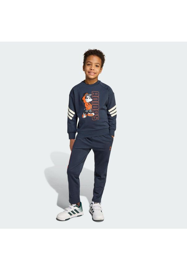 Adidas - Zestaw Disney Mickey Mouse Jogger Kids. Okazja: na uczelnię. Kolor: fioletowy, pomarańczowy, żółty, wielokolorowy. Materiał: dresówka. Wzór: motyw z bajki. Styl: sportowy