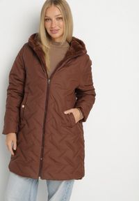 Born2be - Brązowa Długa Kurtka Dwustronna z Pikowanymi Przeszyciami i Kapturem Olidia. Okazja: na spacer, na co dzień. Kolor: brązowy. Materiał: dzianina, jeans, futro, poliester. Długość: długie. Styl: casual, elegancki #1