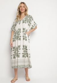 Born2be - Ciemnozielona Sukienka Pudełkowa z Wiskozy z Dekoltem w Serek w Etniczny Wzór Abrellis. Okazja: na spacer, na co dzień. Typ kołnierza: dekolt w serek. Kolor: zielony. Materiał: wiskoza. Długość rękawa: krótki rękaw. Styl: casual, elegancki #2