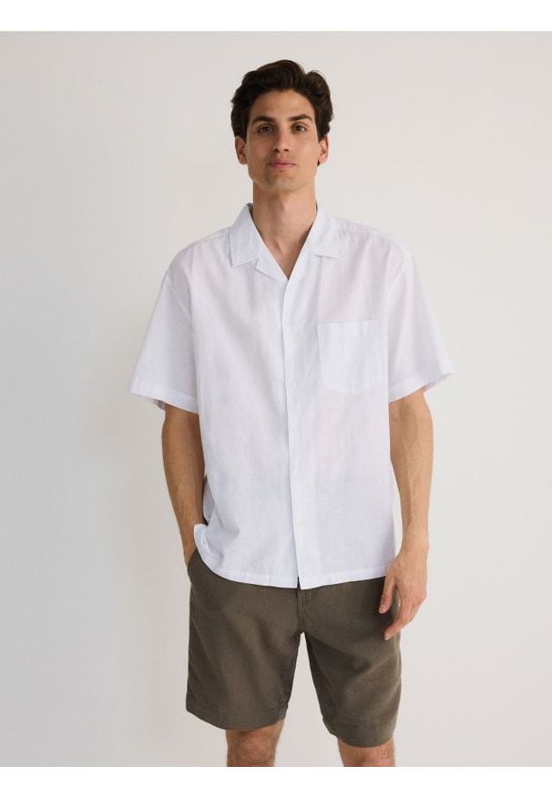 Reserved - Koszula relaxed fit z lnem - biały. Kolor: biały. Materiał: len