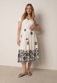 Born2be - Biało-Czarna Rozkloszowana Spódnica z Wiskozy w Kwiatowy Wzór Masterore. Okazja: do pracy, na co dzień. Kolor: biały. Materiał: wiskoza. Wzór: kwiaty. Styl: casual #2