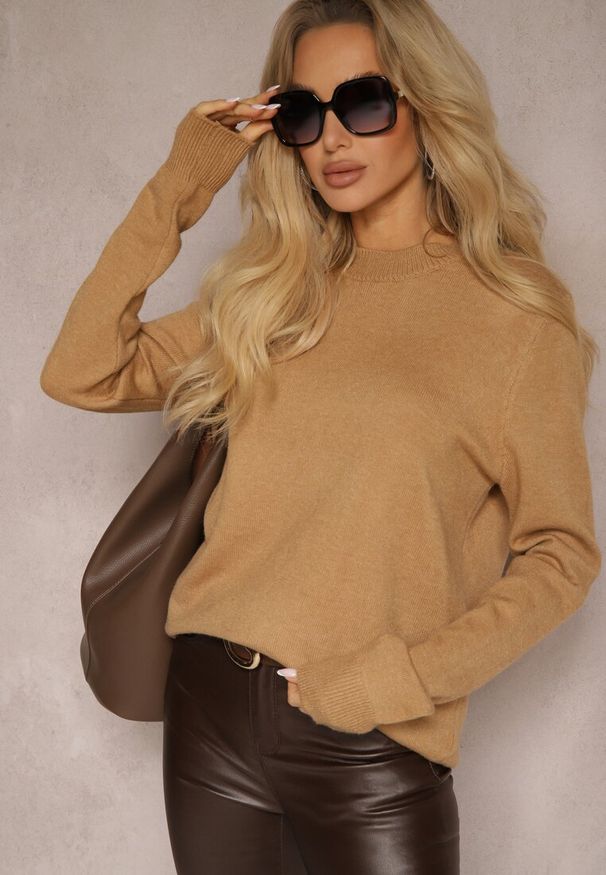 Renee - Ciemnobeżowy Sweter o Klasycznym Kroju z Wełną Mairissa. Okazja: na spotkanie biznesowe, na co dzień, na spacer. Kolor: beżowy. Materiał: wełna. Styl: klasyczny