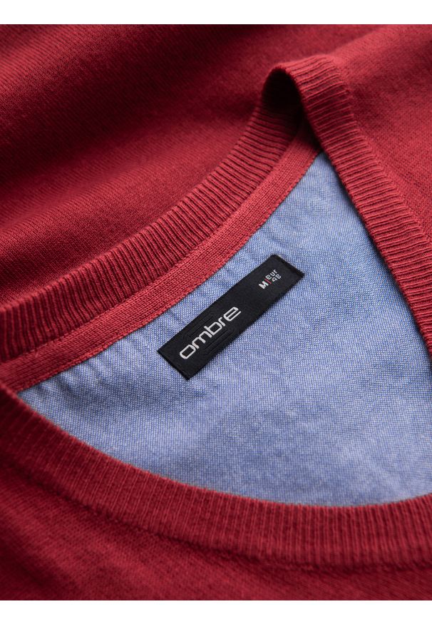 Ombre Clothing - Męski elegancki sweter V-neck BASIC z wiskozą – czerwony V20 - Rozmiar: L. Okazja: do pracy, na co dzień. Typ kołnierza: dekolt w serek. Kolor: czerwony. Materiał: wiskoza. Wzór: haft. Styl: elegancki