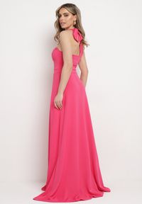 Born2be - Fuksjowa Rozkloszowana Sukienka z Asymetryczną Górą i Wiązaniem na Ramieniu z Rozcięciem Efirey. Kolor: różowy. Materiał: tkanina. Typ sukienki: asymetryczne #6