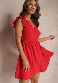 Renee - Czerwona Mini Sukienka z Odkrytymi Plecami Wykonana z Tkaniny Plumeti Telmolio. Typ kołnierza: kołnierz z falbankami. Kolor: czerwony. Materiał: tkanina. Sezon: lato. Długość: mini