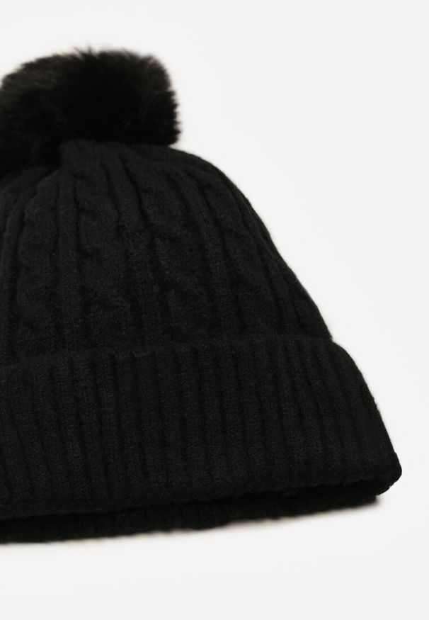 Renee - Czarna Czapka z Pomponem Zdobiona Warkoczowym Splotem Vetizare. Kolor: czarny. Wzór: aplikacja, ze splotem. Styl: casual, elegancki