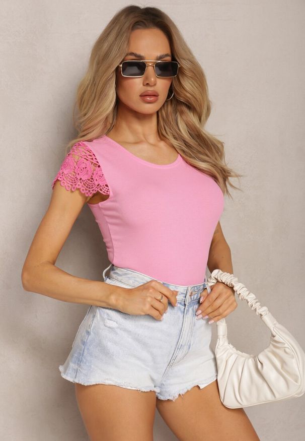 Renee - Różowa Prążkowana Bluzka z Cekinami i Koronkowymi Wstawkami Thaleni. Okazja: na co dzień. Kolor: różowy. Materiał: prążkowany, koronka. Styl: casual