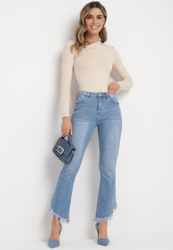 Born2be - Jasnoniebieskie Jeansy Dzwony z Postrzępionymi Nogawkami Hellise. Okazja: na co dzień. Kolor: niebieski. Styl: klasyczny, retro, elegancki, casual