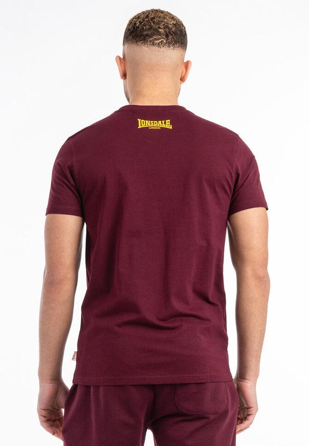 T-shirt o klasycznym kroju Lonsdale Gruting. Kolor: wielokolorowy, żółty, czerwony. Wzór: nadruk