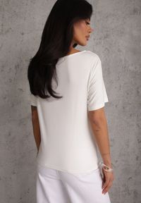 Renee - Biała Asymetryczna Bluzka z Wiskozy z Krótkim Rękawem Zdobiona Marszczeniem Undishi. Okazja: na co dzień. Typ kołnierza: dekolt w łódkę. Kolor: biały. Długość: krótkie. Wzór: aplikacja. Materiał: wiskoza. Długość rękawa: krótki rękaw. Sezon: lato. Styl: casual, klasyczny #4