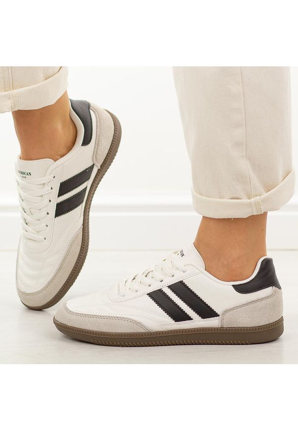 Biało czarne półbuty damskie American Club RD33. Okazja: na co dzień. Nosek buta: okrągły. Zapięcie: sznurówki. Kolor: biały. Materiał: zamsz, skóra. Szerokość cholewki: normalna. Sezon: wiosna, jesień, lato. Styl: casual, klasyczny, sportowy