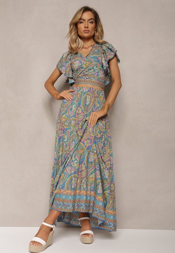 Renee - Niebieski Wiskozowy Komplet 2-Częściowy w Print Paisley Długa Spódnica i Kopertowy Top Aeodosia. Kolor: niebieski. Materiał: wiskoza. Wzór: paisley, nadruk