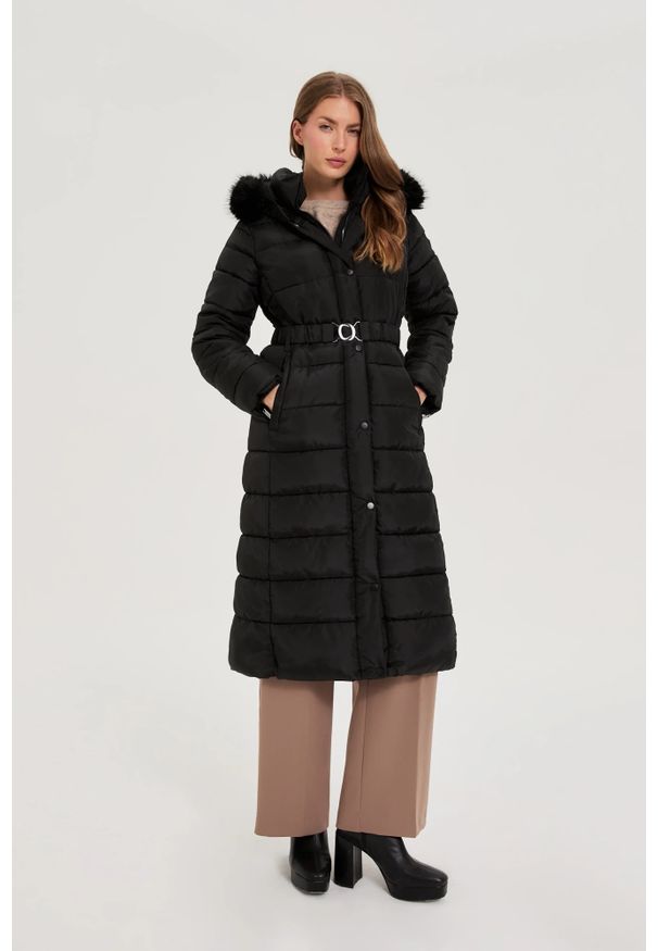 MOODO - Długa kurtka z kapturem czarna. Typ kołnierza: kaptur. Kolor: czarny. Materiał: poliester. Długość: długie