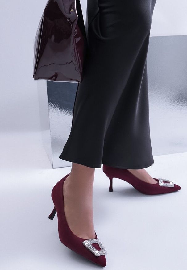 Renee - Bordowe Czółenka Szpilki z Cyrkoniową Klamrą Nezina. Zapięcie: klamry. Kolor: czerwony. Wzór: aplikacja. Obcas: na szpilce. Styl: klasyczny, elegancki, wizytowy. Wysokość obcasa: średni