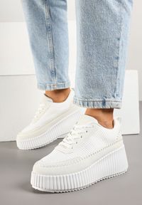 Renee - Białe Sneakersy na Tłoczonej Platformie z Ozdobnymi Przeszyciami Faloviela. Kolor: biały. Materiał: jeans. Obcas: na platformie #4