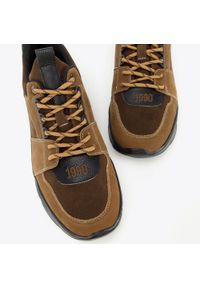 Wittchen - Męskie sneakersy na lekkiej podeszwie brązowe. Okazja: na co dzień. Nosek buta: okrągły. Kolor: brązowy. Materiał: skóra, nubuk. Wzór: jednolity #5