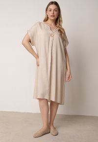 Born2be - Beżowa Pudełkowa Sukienka z Lnem i Wiskozą Zdobiona Metalicznym Guzikiem Phisoth. Okazja: na co dzień, do pracy, na spotkanie biznesowe. Kolekcja: plus size. Kolor: beżowy. Materiał: wiskoza, len. Wzór: aplikacja. Sezon: lato. Typ sukienki: dla puszystych, proste. Styl: casual, biznesowy, elegancki #1