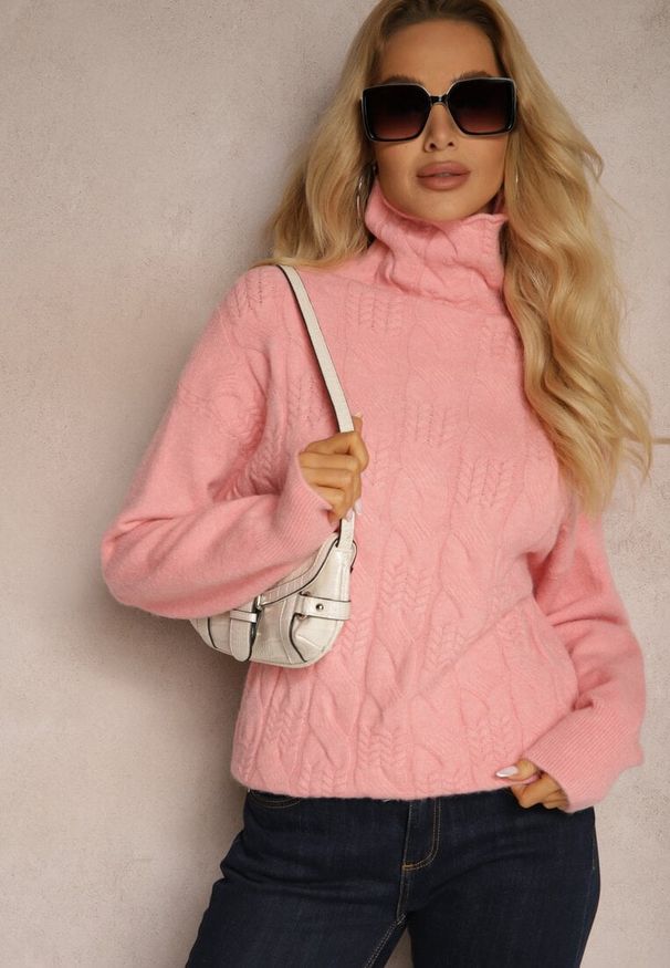 Renee - Ciemnoróżowy Casualowy Golf z Tłoczonym Wzorem Daivyn. Okazja: na co dzień. Typ kołnierza: golf. Kolor: różowy. Sezon: zima. Styl: casual
