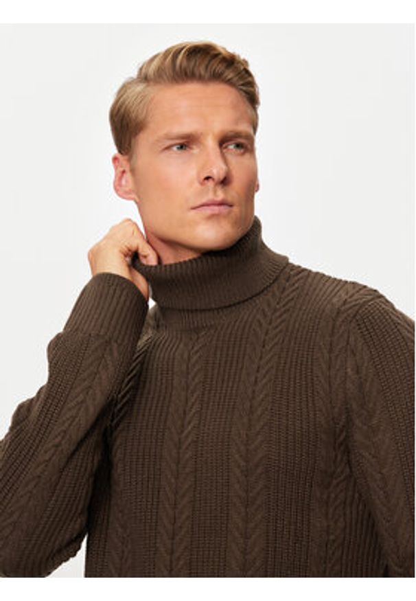 Jack & Jones Golf 12261441 Brązowy Regular Fit. Typ kołnierza: golf. Kolor: brązowy. Materiał: syntetyk, bawełna