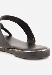 Renee - Czarne Klapki Japonki z Paskiem na Palec Zdobione Metaliczną Aplikacją Trisgeiros. Okazja: na co dzień. Kolor: czarny. Wzór: aplikacja. Sezon: lato. Styl: casual #4