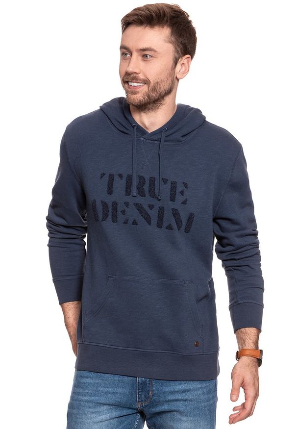 Mustang - MUSTANG BLUZA Terry Hoodie BLUE NIGHTS 1006030 4085. Typ kołnierza: kaptur. Wzór: napisy