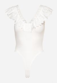 Born2be - Białe Bawełniane Body z Dekoltem w Serek Zdobione Koronową Falbanką Seniviel. Okazja: na co dzień. Typ kołnierza: dekolt w serek. Kolor: biały. Materiał: bawełna. Długość rękawa: bez rękawów. Wzór: aplikacja. Styl: wizytowy, elegancki, casual #5