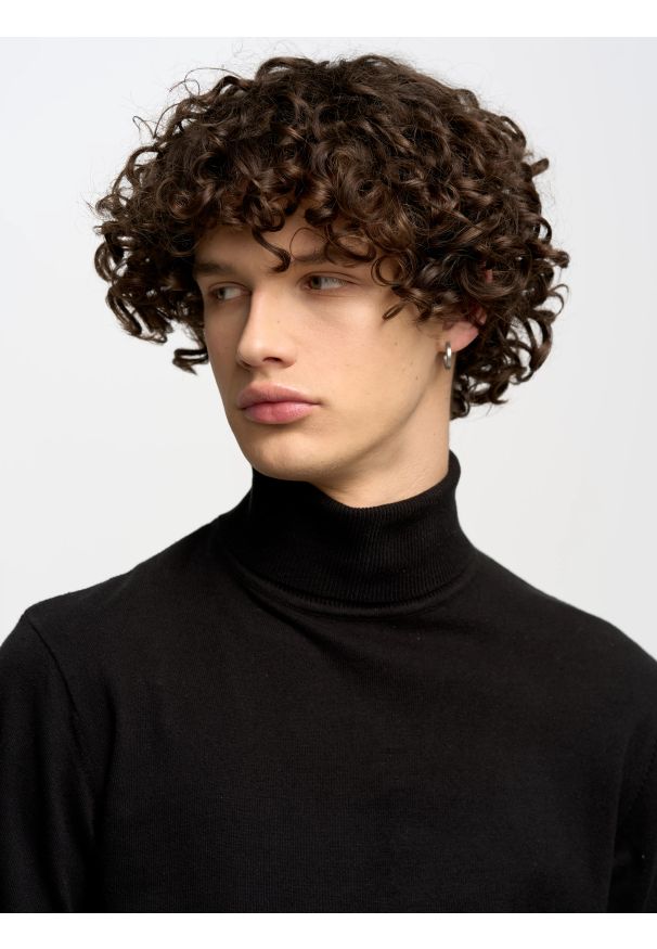 Big-Star - Sweter męski z golfem czarny Charis 906. Okazja: na co dzień. Typ kołnierza: golf. Kolor: czarny. Materiał: jeans, skóra, żakard, materiał, bawełna, dzianina. Wzór: aplikacja, kolorowy. Styl: klasyczny, casual, elegancki