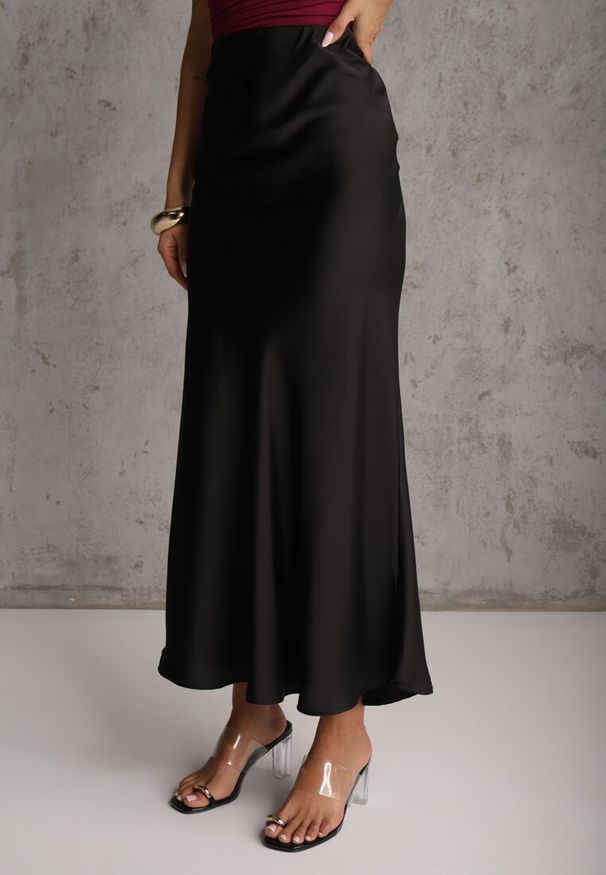 Renee - Czarna Koktajlowa Spódnica z Satyny o Rozkloszowanym Kroju Zinnivira. Kolor: czarny. Materiał: satyna. Styl: wizytowy