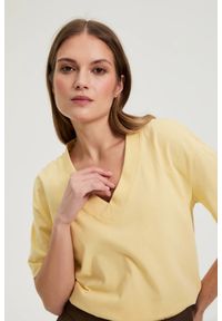 MOODO - Bawełniana bluzka z dekoltem w serek żółta. Typ kołnierza: dekolt w serek. Kolor: żółty. Materiał: bawełna #1