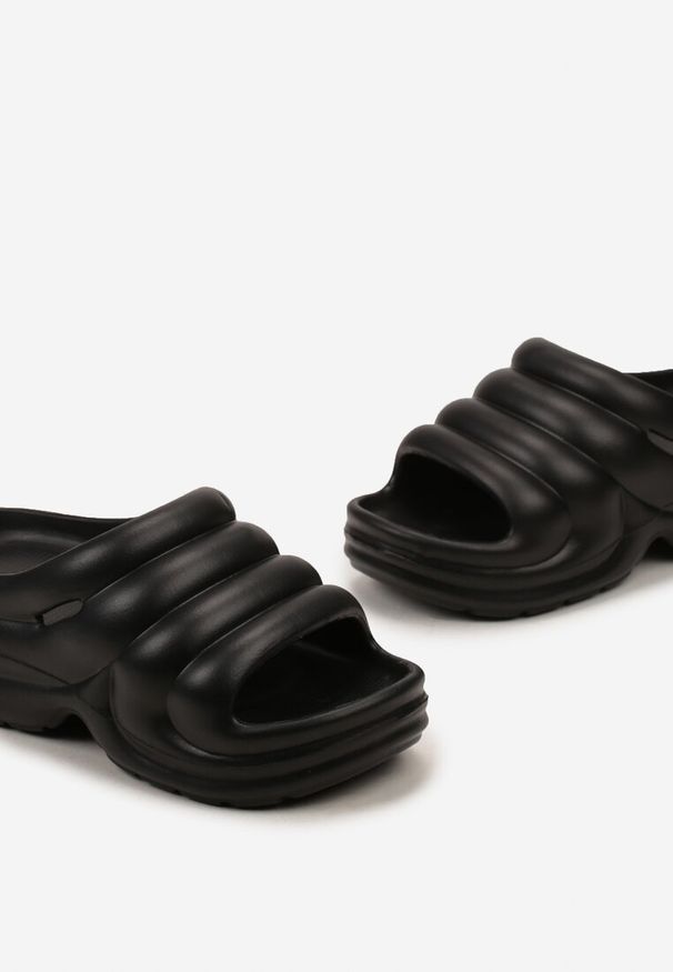 Renee - Czarne Designerskie Gumowe Klapki z Okrągłym Noskiem Vilnira. Okazja: do domu, na plażę. Nosek buta: okrągły. Kolor: czarny. Materiał: guma. Wzór: ażurowy. Obcas: na obcasie. Wysokość obcasa: niski