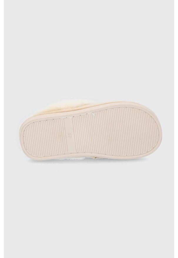 Answear Lab - Kapcie. Nosek buta: okrągły. Kolor: beżowy. Materiał: guma. Styl: wakacyjny