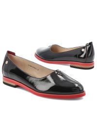 Baleriny damskie Maciejka, cholewka skóra naturalna lakierowana kontrastowa podeszwa wsuwany fason zaokrąglony nosek niski obcas, czarne, K7463-01/00. Okazja: na co dzień. Kolor: czarny. Materiał: skóra, lakier. Szerokość cholewki: normalna. Obcas: na obcasie. Styl: casual, klasyczny, elegancki. Wysokość obcasa: niski #2