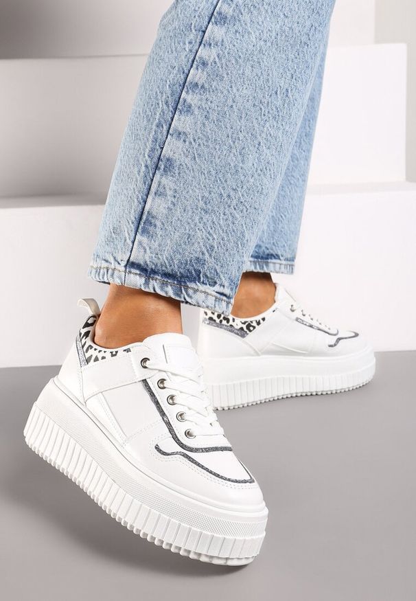 Renee - Białe Sznurowane Sneakersy na Platformie Ozdobione Panterką Ivenora. Nosek buta: okrągły. Zapięcie: sznurówki. Kolor: biały. Materiał: materiał. Wzór: aplikacja, motyw zwierzęcy. Obcas: na platformie. Wysokość obcasa: średni