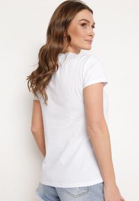 Born2be - Biały Bawełniany T-shirt z Krótkim Rękawem i Ozdobnym Nadrukiem Tiimaqin. Okazja: na co dzień. Kolor: biały. Materiał: bawełna. Długość rękawa: krótki rękaw. Długość: krótkie. Wzór: nadruk. Styl: klasyczny, casual, elegancki #3