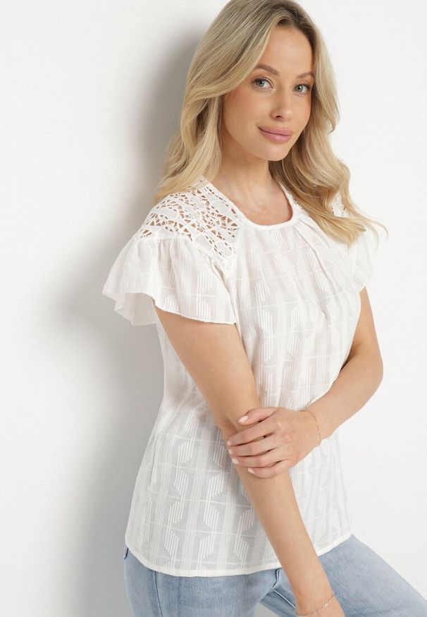 Born2be - Biała Bawełniana Bluzka Ozdobiona Ażurowymi Wstawkami Viandisa. Okazja: na co dzień. Kolor: biały. Materiał: bawełna. Długość rękawa: krótki rękaw. Długość: krótkie. Wzór: ażurowy, aplikacja. Styl: elegancki, casual