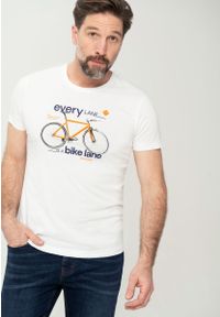 Volcano - T-shirt z motywem rowerowym T-LANE. Kolor: biały. Materiał: włókno, bawełna. Długość rękawa: krótki rękaw. Długość: krótkie. Wzór: kolorowy, napisy, nadruk. Styl: klasyczny