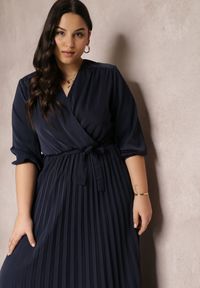 Renee - Granatowa Kopertowa Sukienka z Gumką i Paskiem w Talii Zdobiona Plisowaniem Kaylina. Kolekcja: plus size. Kolor: niebieski. Wzór: aplikacja. Typ sukienki: kopertowe #3