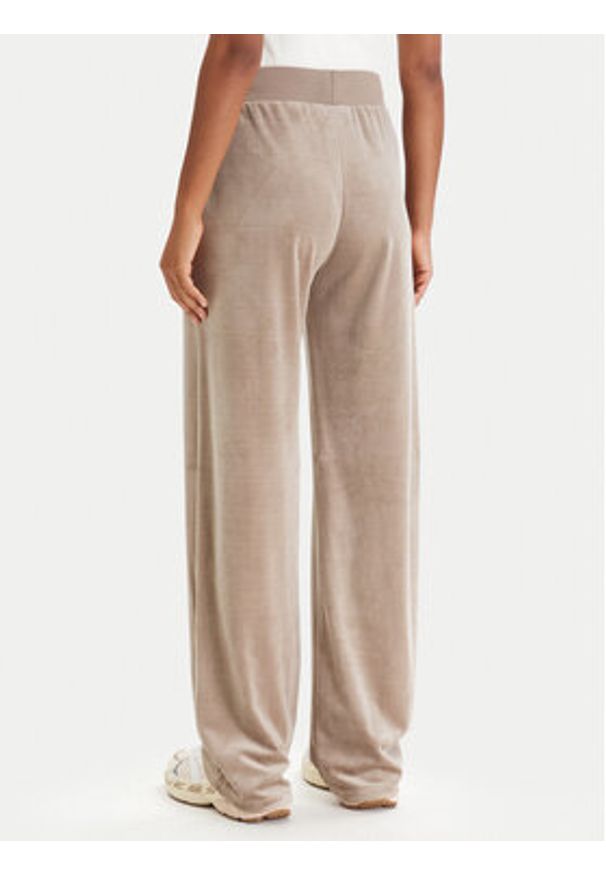 Guess Spodnie dresowe V3BB26 K0232 Beżowy Regular Fit. Kolor: beżowy. Materiał: syntetyk