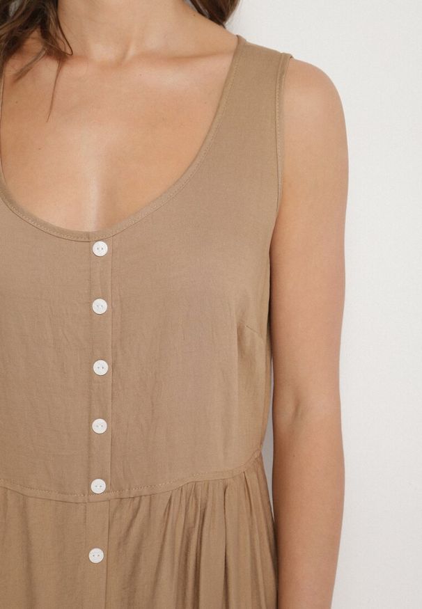 Born2be - Ciemnobeżowa Wiskozowa Sukienka o Rozkloszowanym Kroju z Guzikami Natesana. Okazja: na co dzień, na spacer. Kolor: beżowy. Materiał: wiskoza. Typ sukienki: proste. Styl: casual
