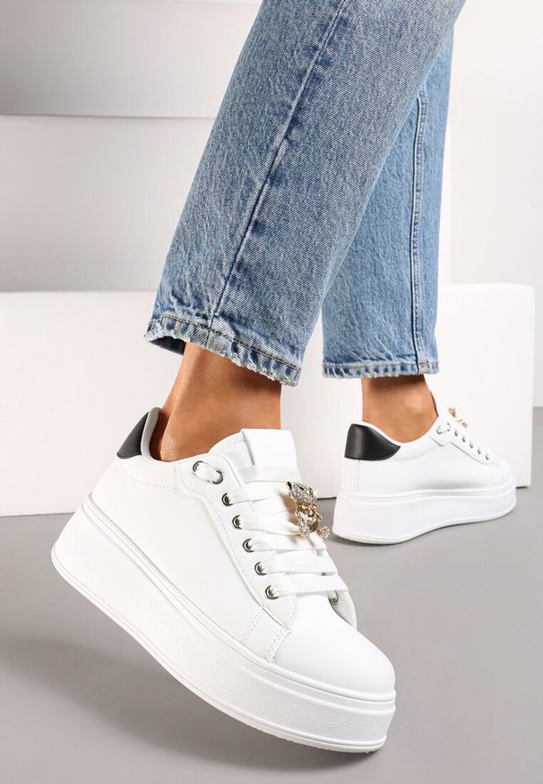 Born2be - Biało-Czarne Sznurowane Sneakersy na Platformie z Ekoskóry z Ozdobnym Misiem Neonda. Kolor: biały. Wzór: aplikacja. Obcas: na platformie