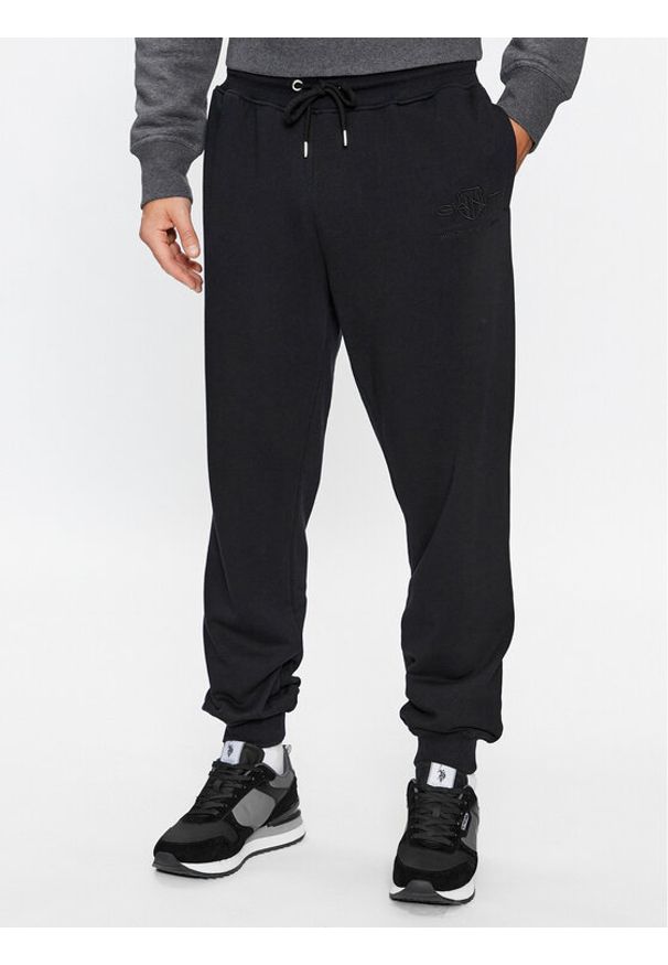GANT - Gant Spodnie dresowe Reg Tonal Shield Pants 2039023 Czarny Regular Fit. Kolor: czarny. Materiał: bawełna, dresówka