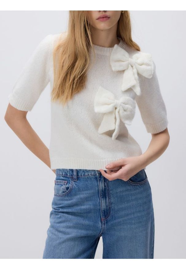 Reserved - Sweter z kokardami - kremowy. Typ kołnierza: kokarda. Kolor: kremowy. Materiał: dzianina, wełna