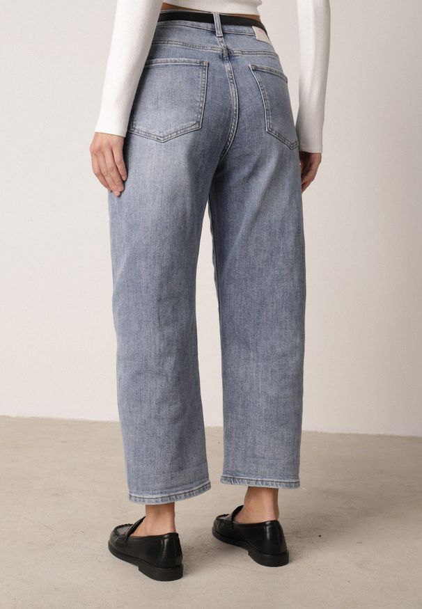 Born2be - Niebieskie Jeansy o Kroju Mom Fit z Bawełną i Wysokim Stanem Galon. Okazja: na co dzień. Stan: podwyższony. Kolor: niebieski. Długość: krótkie. Wzór: gładki. Styl: casual, klasyczny