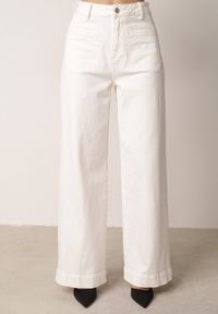 Born2be - Białe Szerokie Jeansy z Bawełny z Wysokim Stanem Jyneli. Okazja: na co dzień, do pracy. Stan: podwyższony. Kolor: biały. Długość: krótkie. Styl: casual, klasyczny, elegancki #3