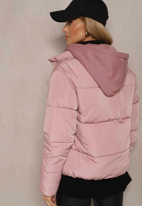 Renee - Różowa Pikowana Kurtka z Odpinanym Kapturem Miarisa. Okazja: na co dzień. Kolor: różowy. Materiał: jeans. Wzór: aplikacja. Styl: klasyczny, casual, elegancki
