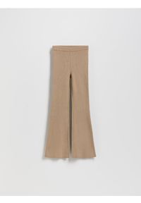 Reserved - Legginsy flare - beżowy. Kolor: beżowy. Materiał: dzianina #1