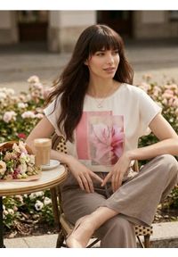 Sinsay - Bawełniana koszulka z nadrukiem - kremowy. Kolor: kremowy. Materiał: bawełna. Wzór: nadruk #1