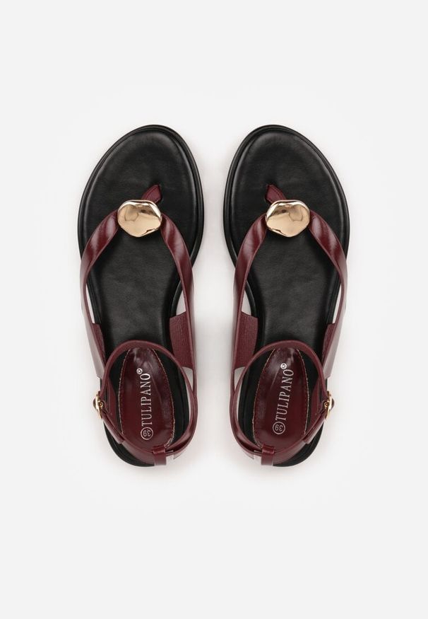 Renee - Bordowo-Czerwone Sandały Japonki z Metaliczną Ozdobą Vikisima. Okazja: na co dzień. Zapięcie: sprzączka. Kolor: czerwony. Wzór: aplikacja. Sezon: lato. Styl: casual