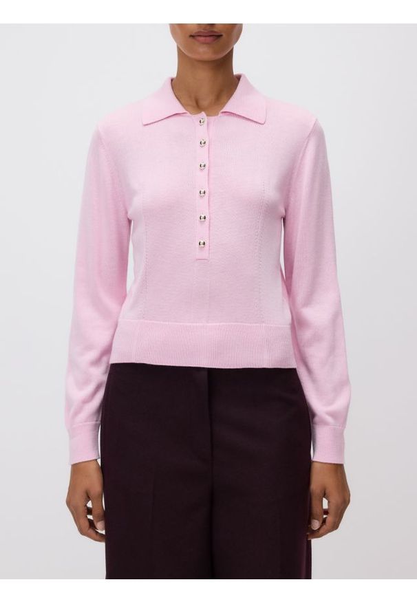 Reserved - Sweter z ozdobnymi guzikami - różowy. Kolor: różowy. Materiał: wełna, dzianina