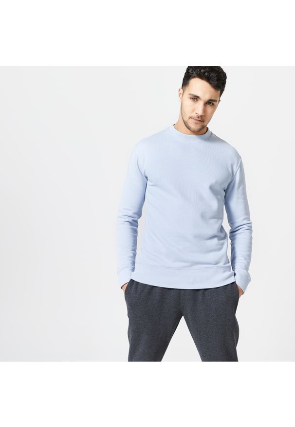 DOMYOS - Bluza męska Nyamba Gym & Pilates Essentials Crew 500. Kolor: wielokolorowy, niebieski, szary. Materiał: włókno, tkanina, elastan, dzianina, prążkowany, bawełna, materiał, poliester. Wzór: ze splotem. Sport: joga i pilates